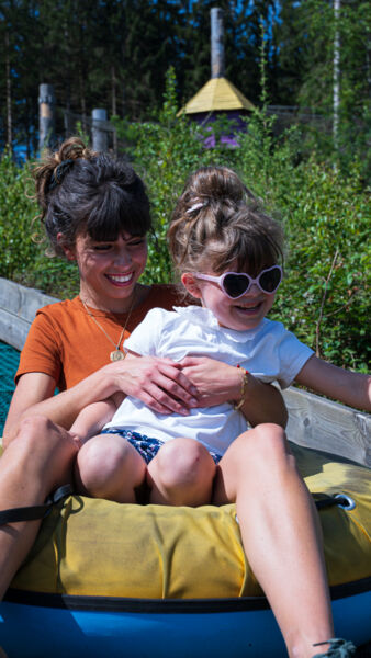 Parent accompagnant sa fille sur l'attractoin "Le Boyau" à l'Elfy Park Parent accompagnant sa fille sur l'attractoin "Le Boyau" à l'Elfy Park